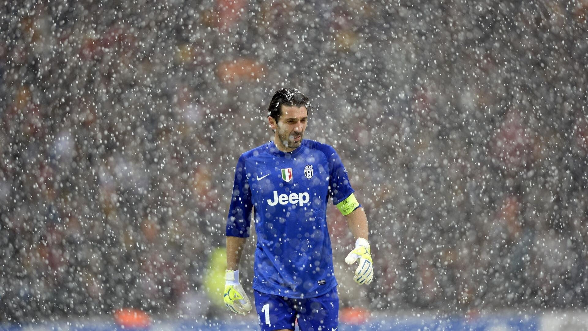 雷霆设置模拟裁判培训球员临场情绪控制,裁判骑在雷霆球员身上